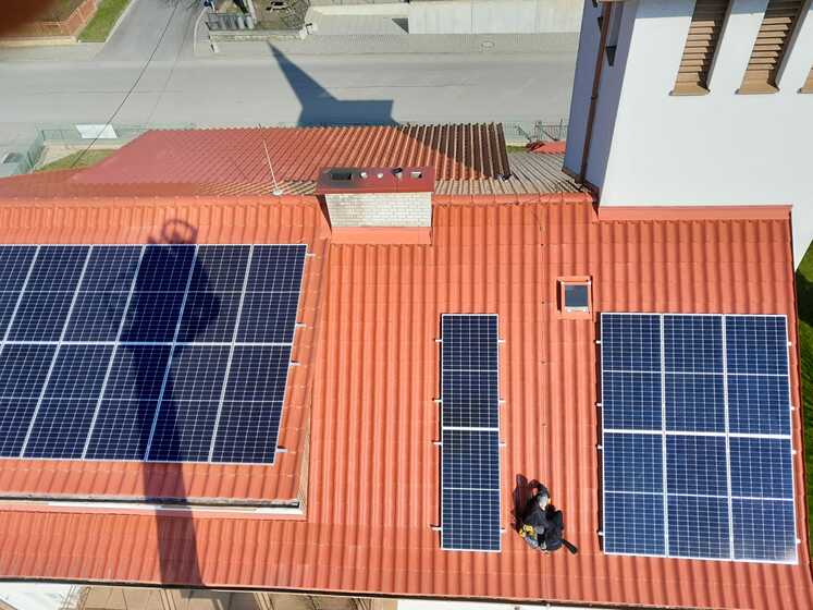 Montáž fotovoltaické elektrárny na budovu kostela