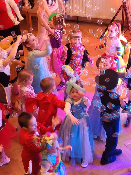Fotografie z karnevalu pro děti s klaunem Hopsalínem ze dne 3. 3. 2024
