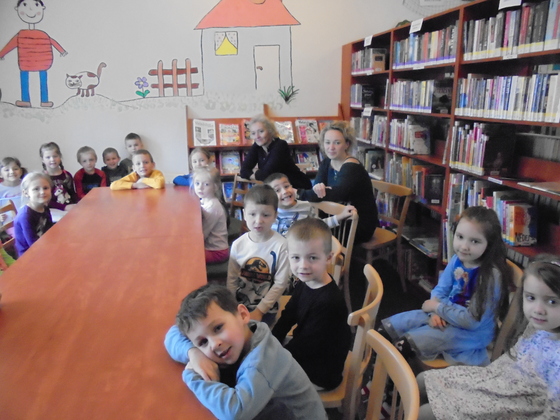 Děti z mateřské školky v knihovně