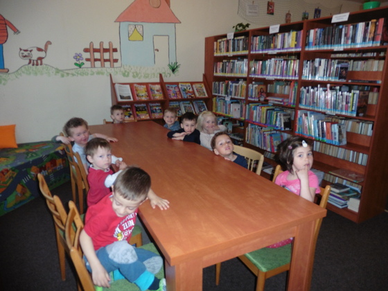 Děti z mateřské školky v knihovně