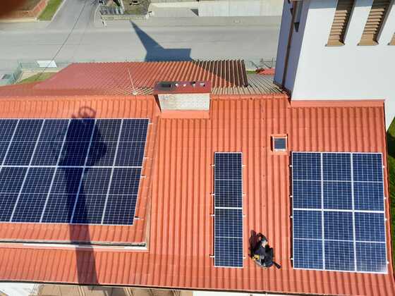 Montáž fotovoltaické elektrárny na budovu kostela