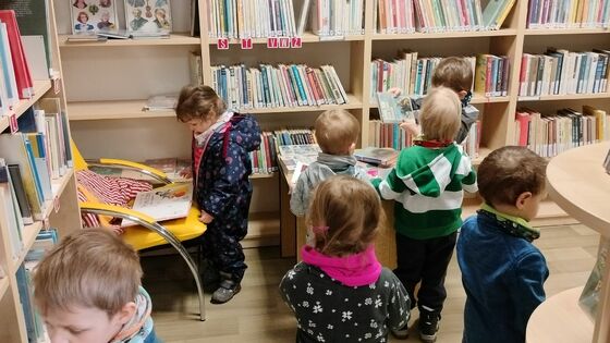 Děti z MŠ (třída rybiček) navštívily knihovnu a výstavu strašidel