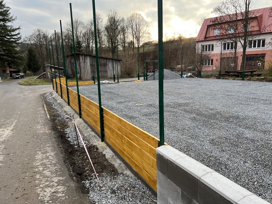 Wiederaufbau des Spielplatzes in Svazarm