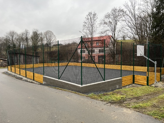 Wiederaufbau des Spielplatzes in Svazarm