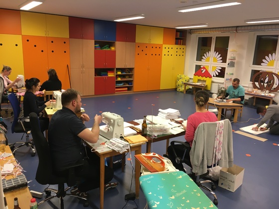 Im Ratiboř-Kindergarten werden Vorhänge genäht